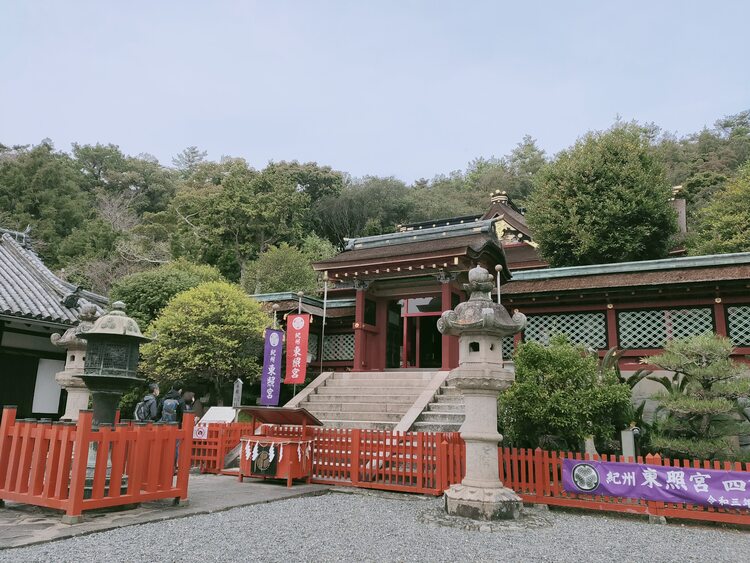 1621年に徳川頼宣が紀州藩主となったことで、南海道の総鎮護（そうちんご）として創建された「紀州東照宮（きしゅうとうしょうぐう）」。国の重要文化財にも指定されている