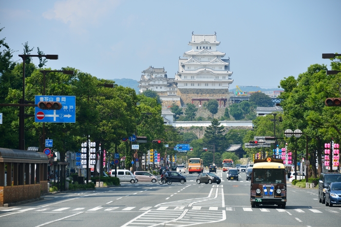 姫路城を真正面に構える大手前通り。城下町であることを実感できる
写真提供：姫路市