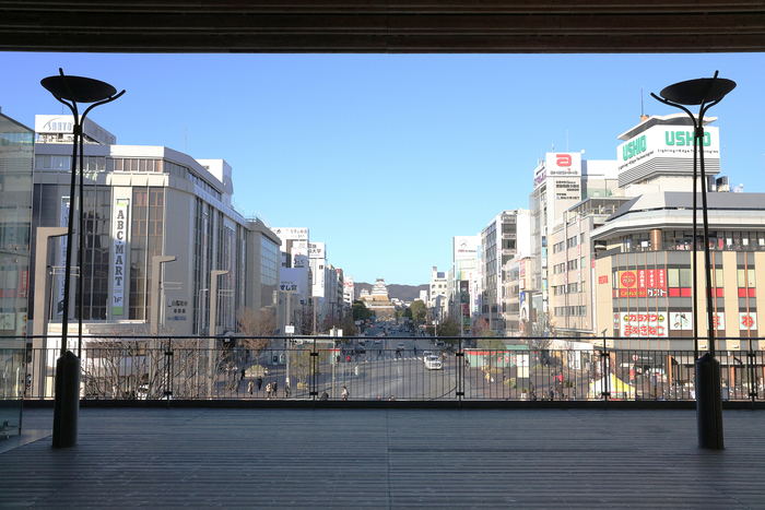 姫路駅直結の展望デッキ・キャッスルビューから見た姫路城
写真提供：姫路市