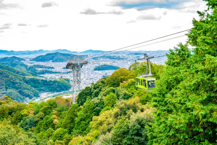 書写山山頂まで約4分の空中散歩
写真提供：姫路市