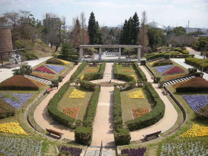 緑と四季折々の花に溢れる園内の大花壇
写真提供：姫路市