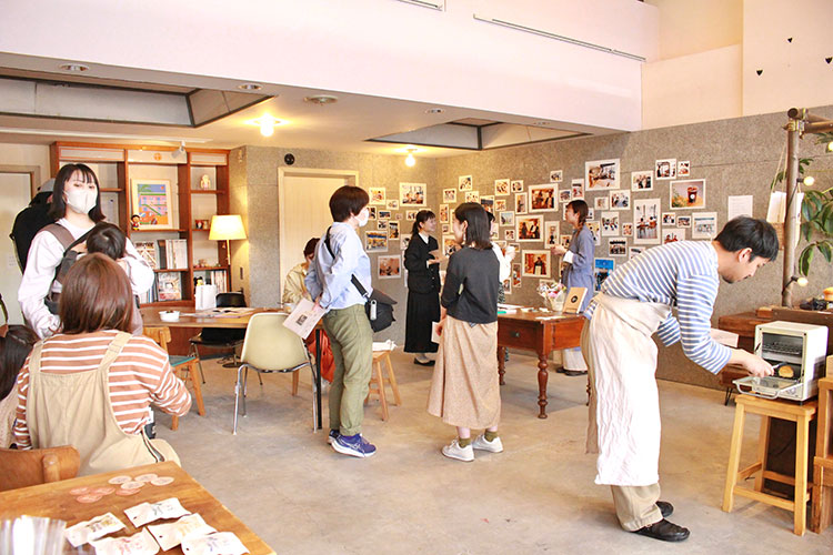 今回の写真展は、ゆーこすさんが運営するカフェの締めくくりに合わせて開催された