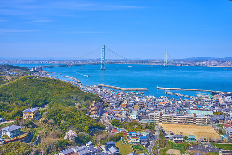 兵庫県の本州と淡路島に架かる明石海峡大橋を淡路市から見る