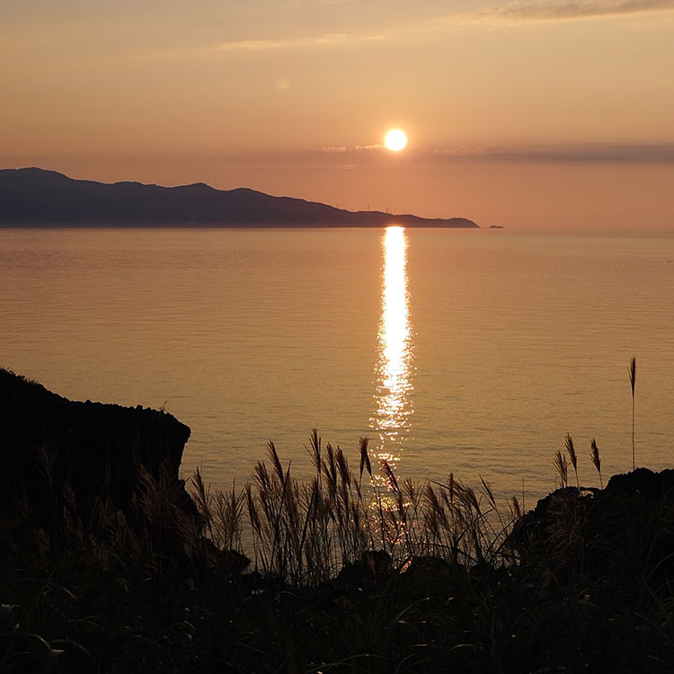 同じく今別町の鋳釜崎から望む夕日。外ヶ浜町三厩龍浜にある龍飛崎に日が沈む、美しい瞬間