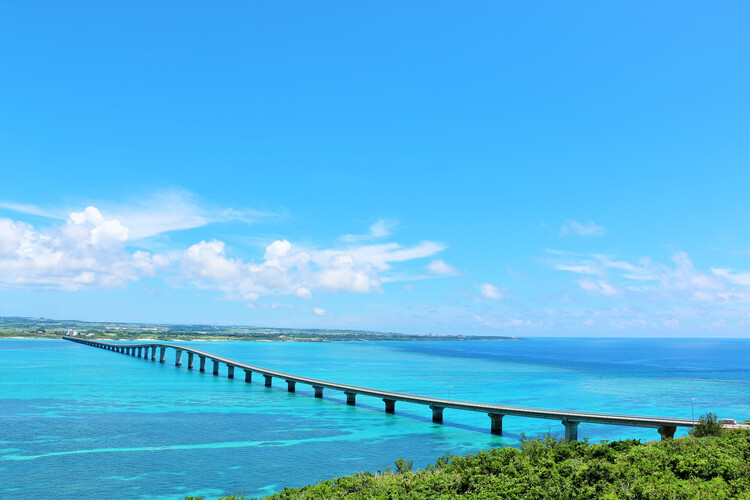 透き通る海に架かる来間大橋