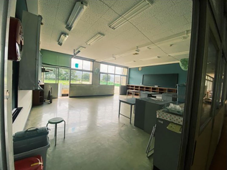 旧野津原中部小学校（＝ななせアートスタジオ）は、半分は地域のためのスペース、もう半分はアーティストのためのスペース