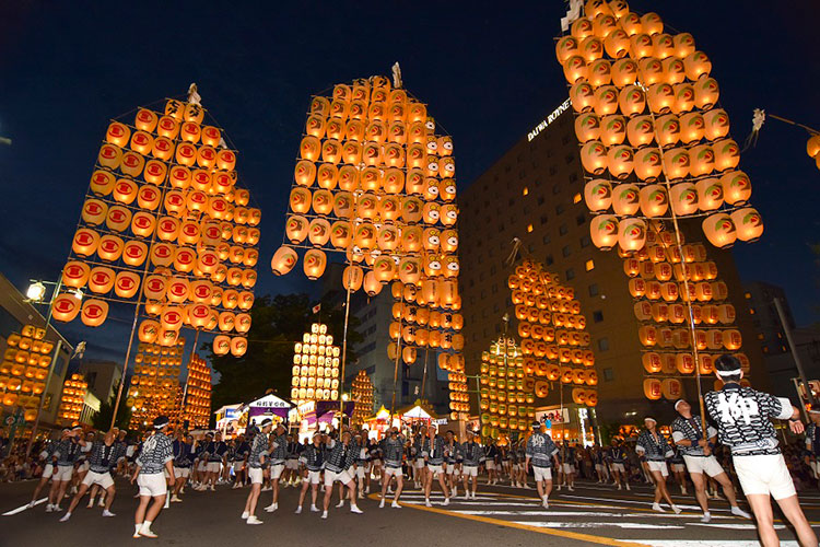 「秋田竿燈（かんとう）まつり」。毎年8月3～6日に開催