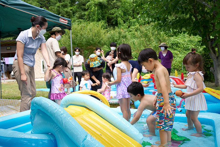移住者が運営するゲストハウスで、子どもたちの水遊びイベントを企画