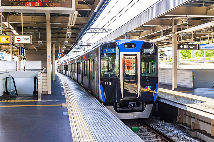 市民のメイン路線の阪神電車尼崎駅