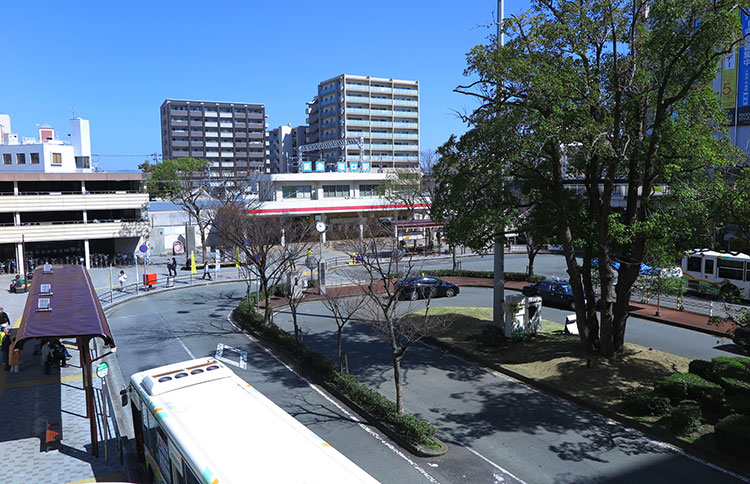 塚口駅の南口にはバスロータリーがある