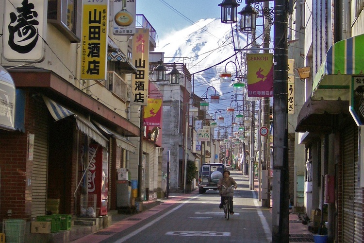 下吉田地区（レトロな町並み）
写真提供：やまなし観光推進機構