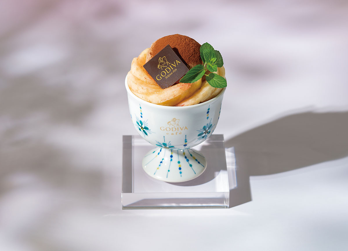 GODIVA caféで味わえる、桃とチョコレート、九谷焼の器がうみだす贅を極めたパフェ「桃と小松大麦のチョコレートパフェ～オリジナル九谷焼の器で～」