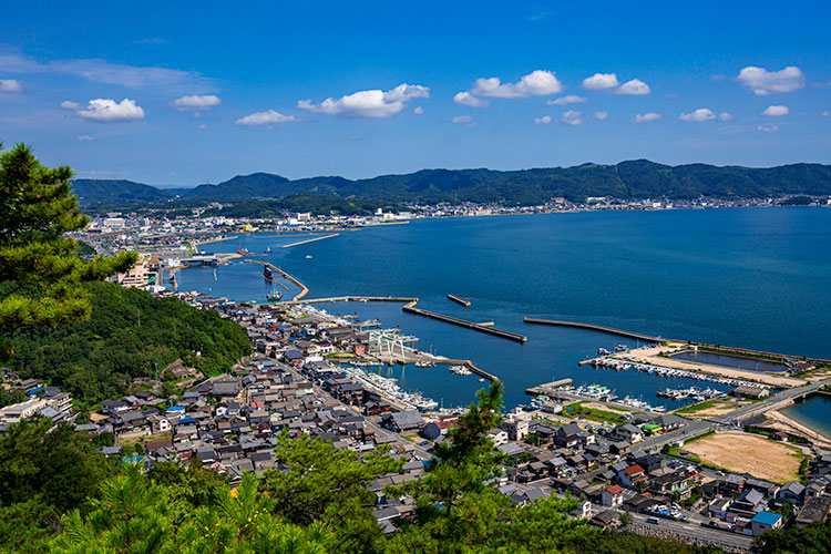 大畠漁港からのぞむ児島市街地