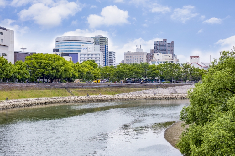 旭川と岡山市の街並み