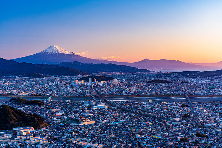 静岡市の街並みと富士山