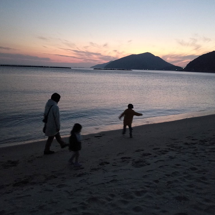 浅瀬で泳ぎやすく、子ども連れでも安心の富海海水浴場。大道ファミリーの憩いの場所