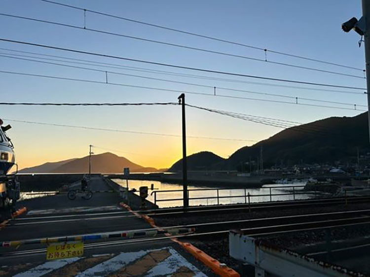 富海の海は大道夫妻の住まいのそばからも見え、瀬戸内海の景色を日々楽しんでいるそう