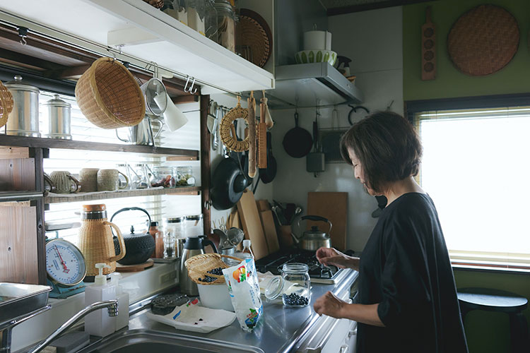 地元で採れたブルーベリーがたくさん手に入ったので、甘いソーダ好きのご主人のためにブルーベリーのシロップをつくることに
photo：dozaki