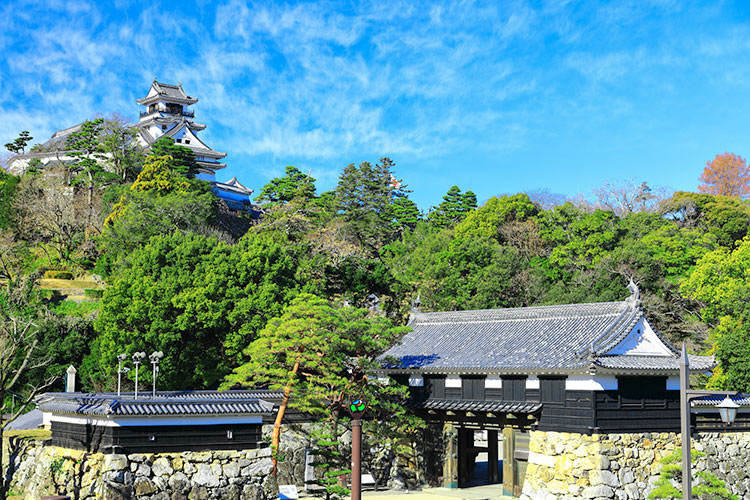 高知城天守閣と追手門