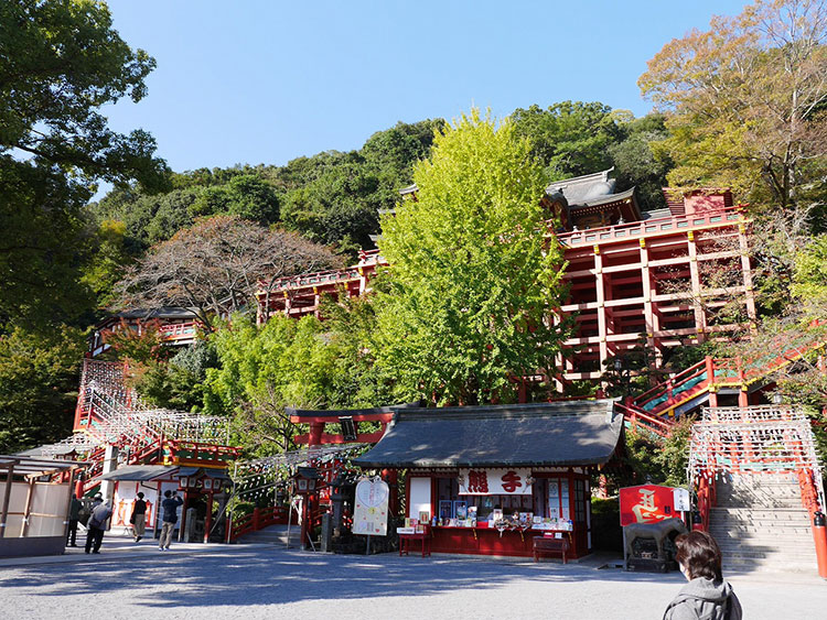 鹿島市内で一番有名とも言われる人気スポットの「祐徳（ゆうとく）稲荷神社」