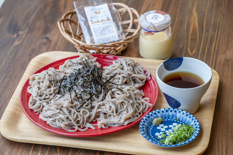 カフェではゆでたそばの提供はなく、そば打ち体験者のみ自分で打ったそばを味わうことができる