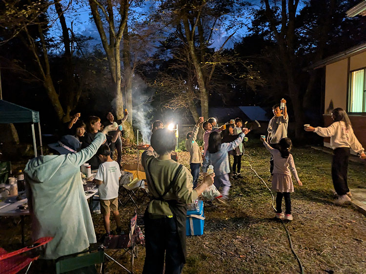 小学校での運動会後にクラスの友だちと近くの森でお疲れキャンプ会を行うときの様子