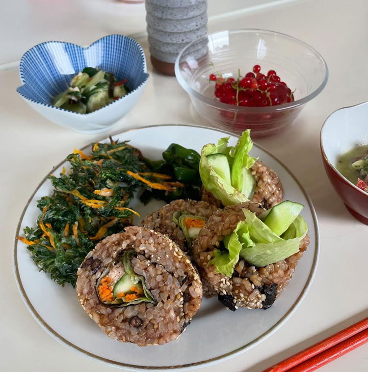 その時々に採れる野菜を中心に、地域のみなさんとごはんづくりを楽しんでいる