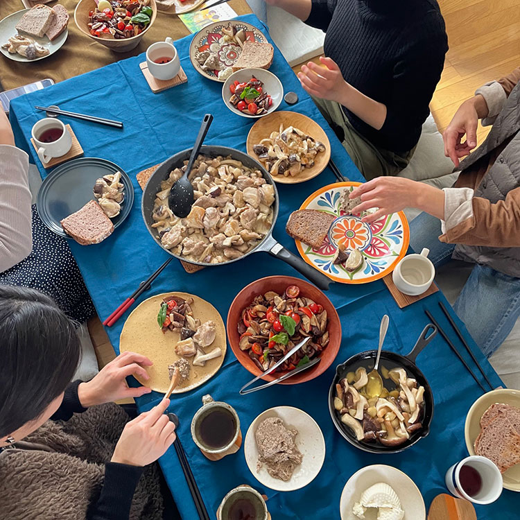 「厚真の食卓」というタイトルで開催したイベント。収穫したにんにくを使った料理やパンをふるまった