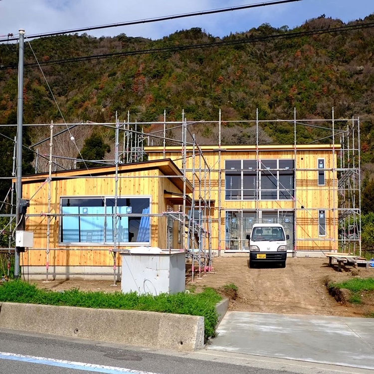 まさに山のふもとという場所に土地を購入。だんだん出来上がっていく様子を写真で記録