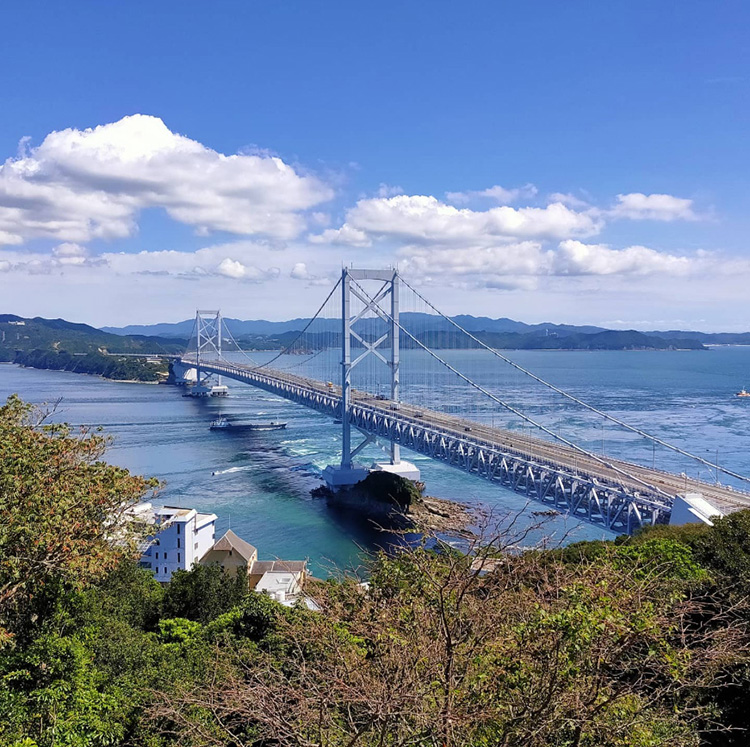 徳島に来るときには誰もが通るという観光名所の大鳴門橋（鳴門海峡大橋）。「神山くらしの宿 moja house」のゲストも訪れることがあるのだそう