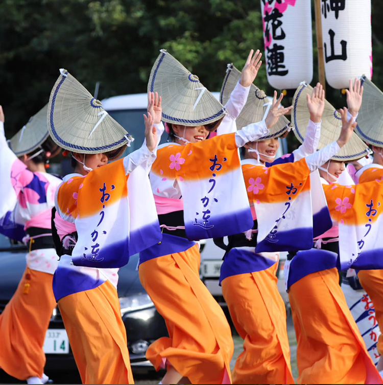 毎年8月に開かれる「阿波踊り」。神山町唯一の阿波踊り連「桜花連」も踊りながら町を練り歩いて花を添える