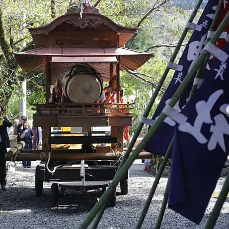 10月には神山町の「神領」という地区で「神領秋祭り」が行われ、立派な御神輿と屋台が登場