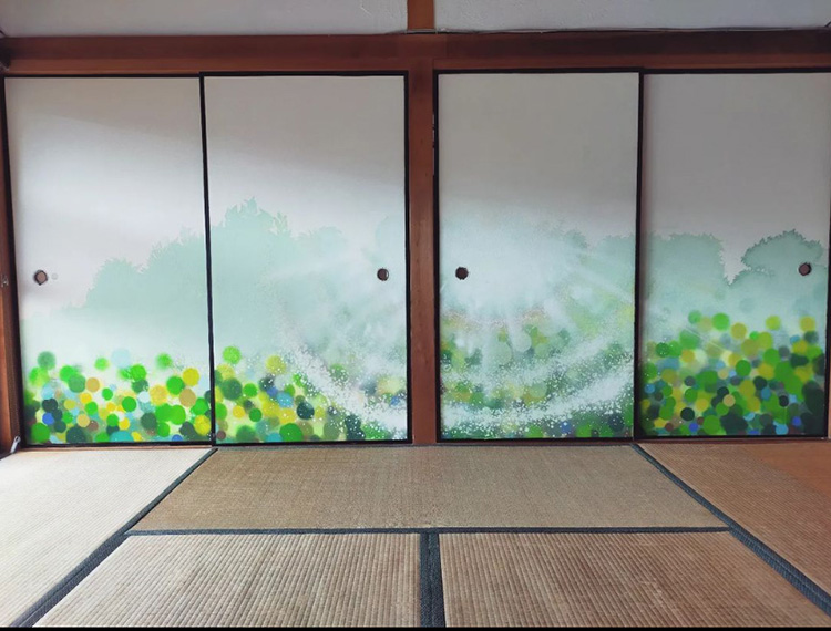 家主の友人である神山在住のアーティストが手掛けた襖絵。モチーフは神山町名物のすだち