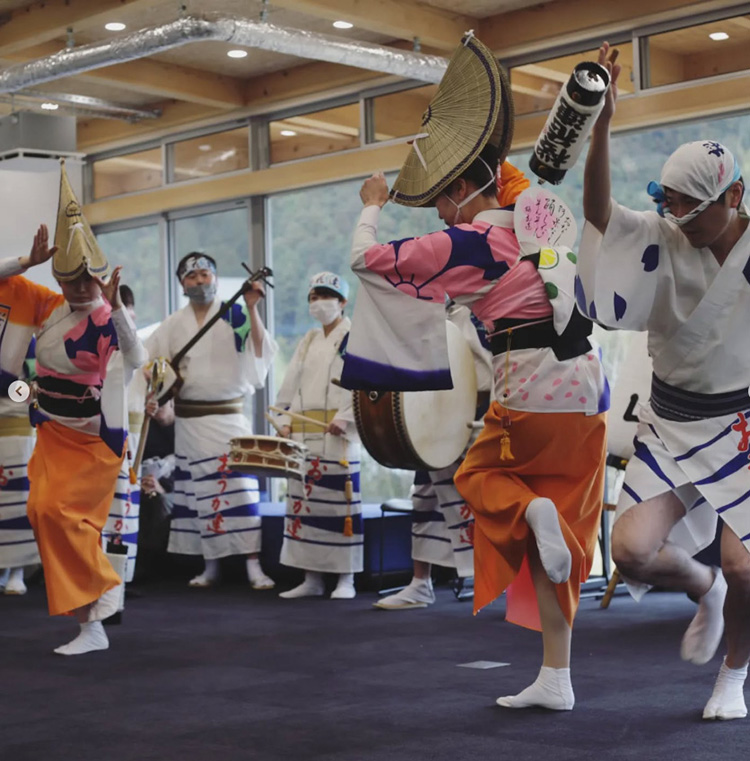 2023年春に開校した新しい学校「神山まるごと高専」で、神山町唯一の阿波踊り連「桜花連」が踊りを披露