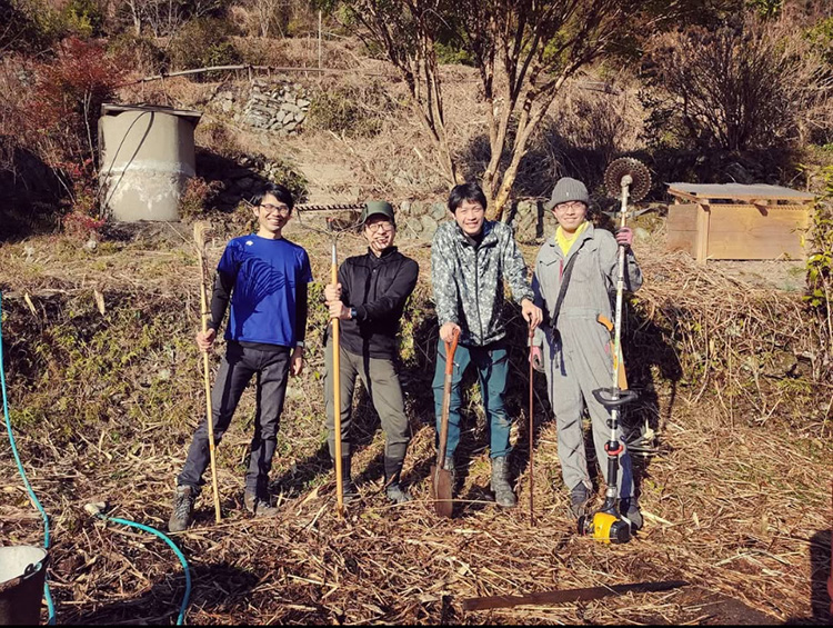 地元の人たちの力を借りて、ゲストハウスの裏山を整備＆開拓