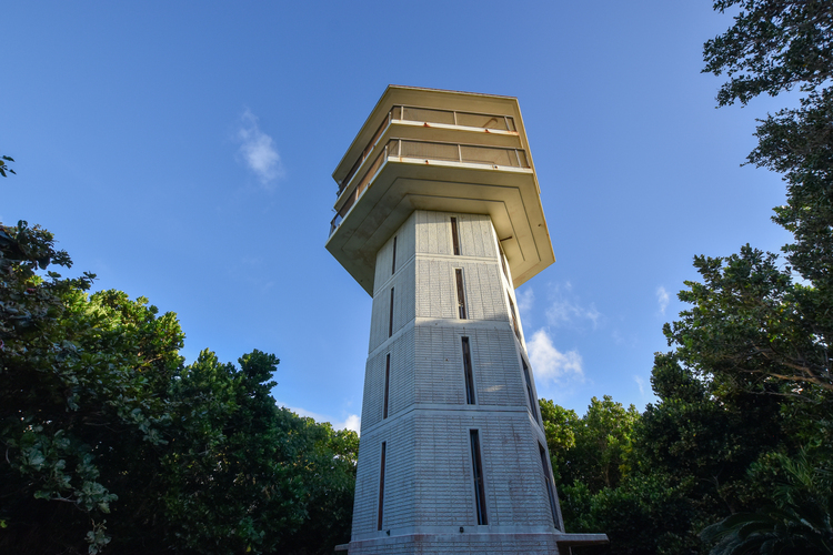 八重山遠見台公園にある展望台。近くには17世紀頃につくられた琉球石灰岩からなる見張り台も