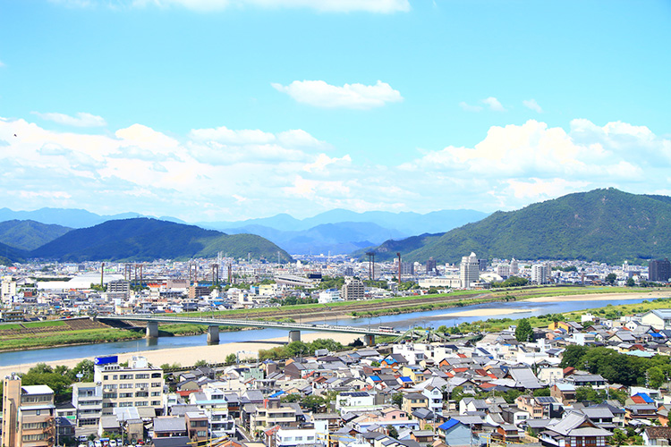 長良川が流れる市内の風景