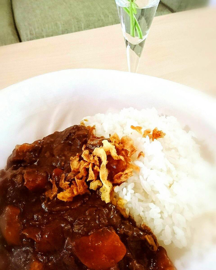 看板メニューのカレーはじっくり炒めた飴色玉ネギと牛すじ肉のコクがポイント