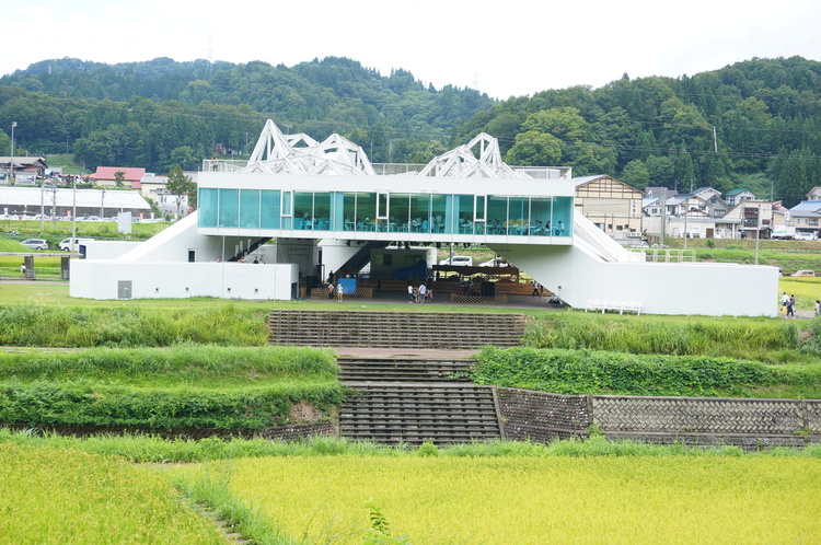 「大地の芸術祭 越後妻有アートトリエンナーレ」の作品の一つ、「まつだい雪国農耕文化村センター『農舞台』」。屋内作品は通年公開されている