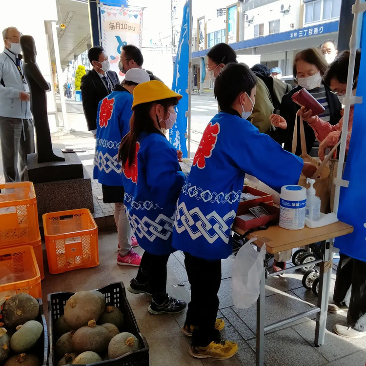 十日町市中心市街地商店街で毎月10日に行われている「とおか市」。子どもたちも自分で育てたお米を袋詰めから販売まで参加