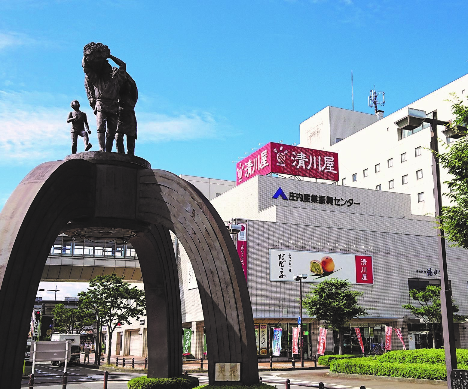 鶴岡駅前すぐの場所に位置する鶴岡本店
画像提供：株式会社 清川屋