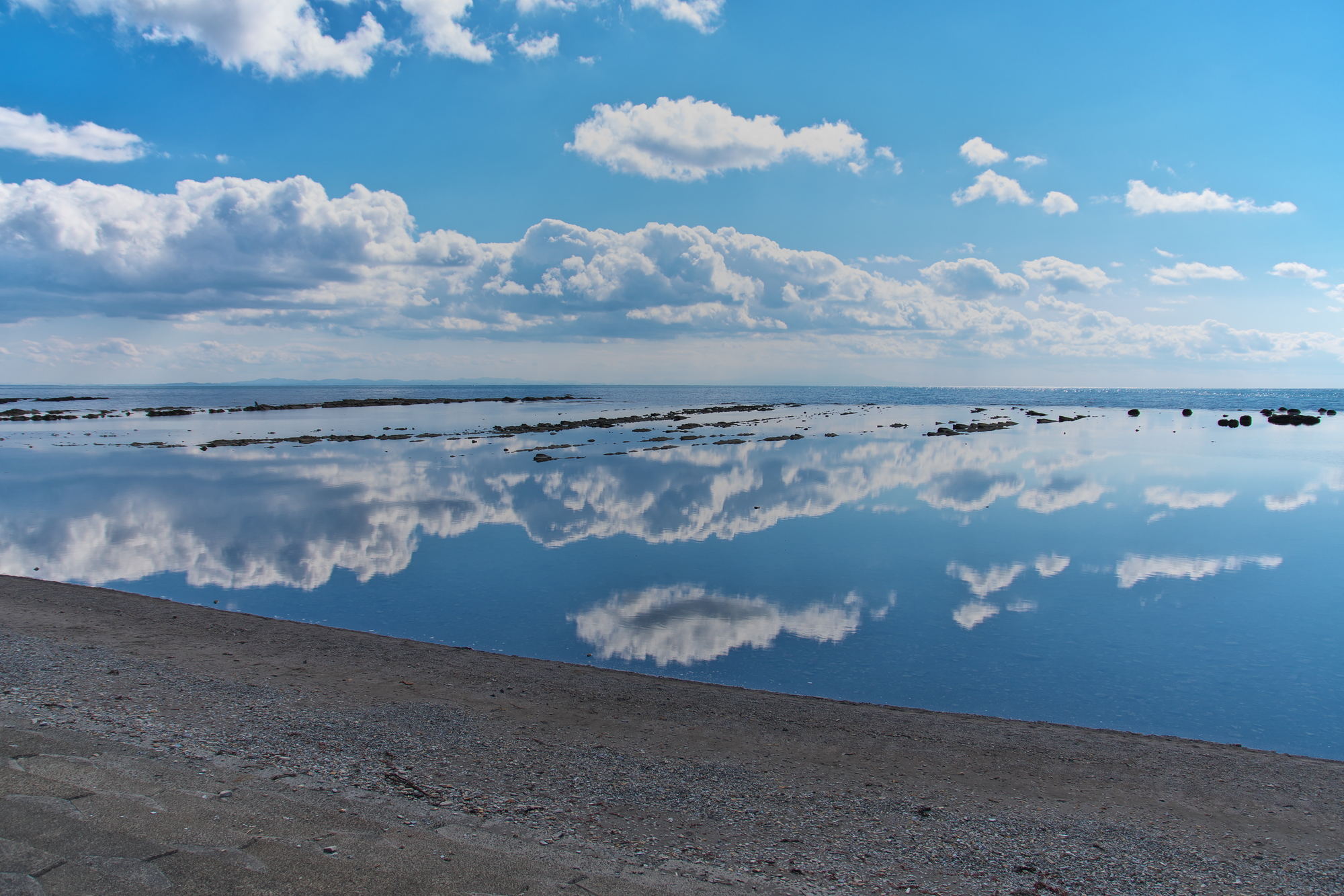 「秋田のウユニ塩湖」ともよばれる鵜ノ崎海岸
