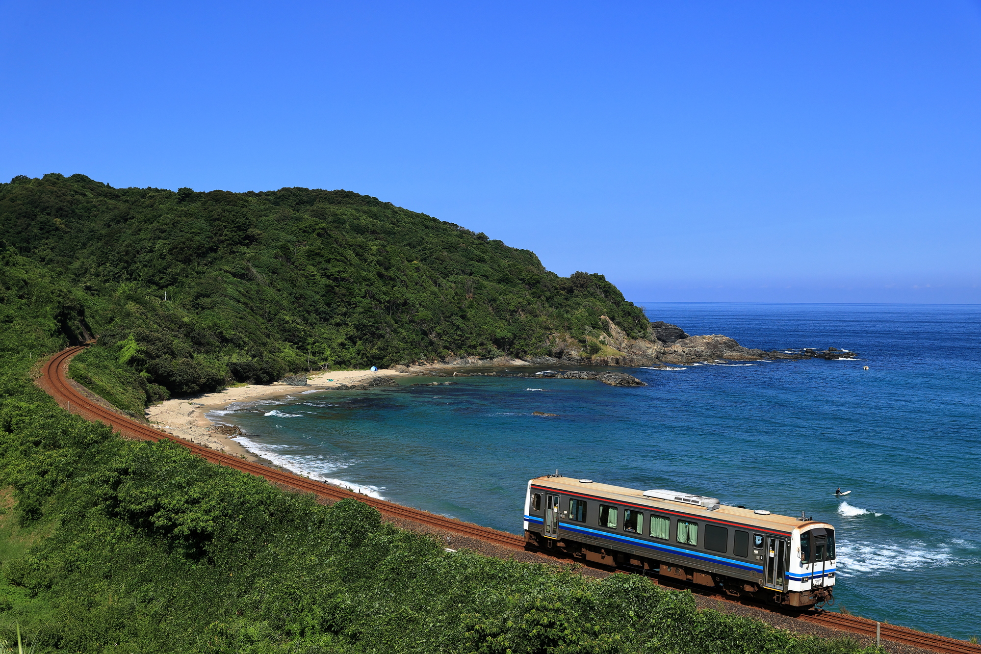 折居海岸沿いを走る電車