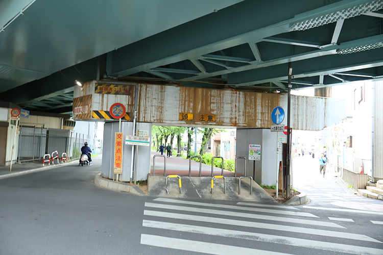 ちなみに、遊歩道の武蔵浦和からの始まりは心配になる狭さ