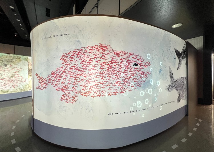 ぐるぐると『スイミー』の世界を歩けます
「レオ・レオーニの絵本づくり展」展示風景、ヒカリエホール、2025年