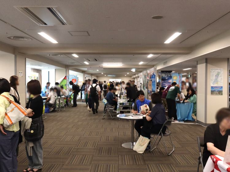 各ブース付近には個別で相談できるブースが点在。また、会場もしくはフロア内には小さいお子さん連れの方に向けて、ベビーカー置き場やキッズスペースも