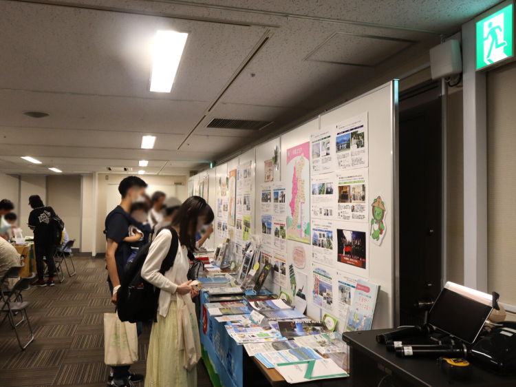 掲示物には各市町村の地図や四季折々の写真、移住者の声などがある
