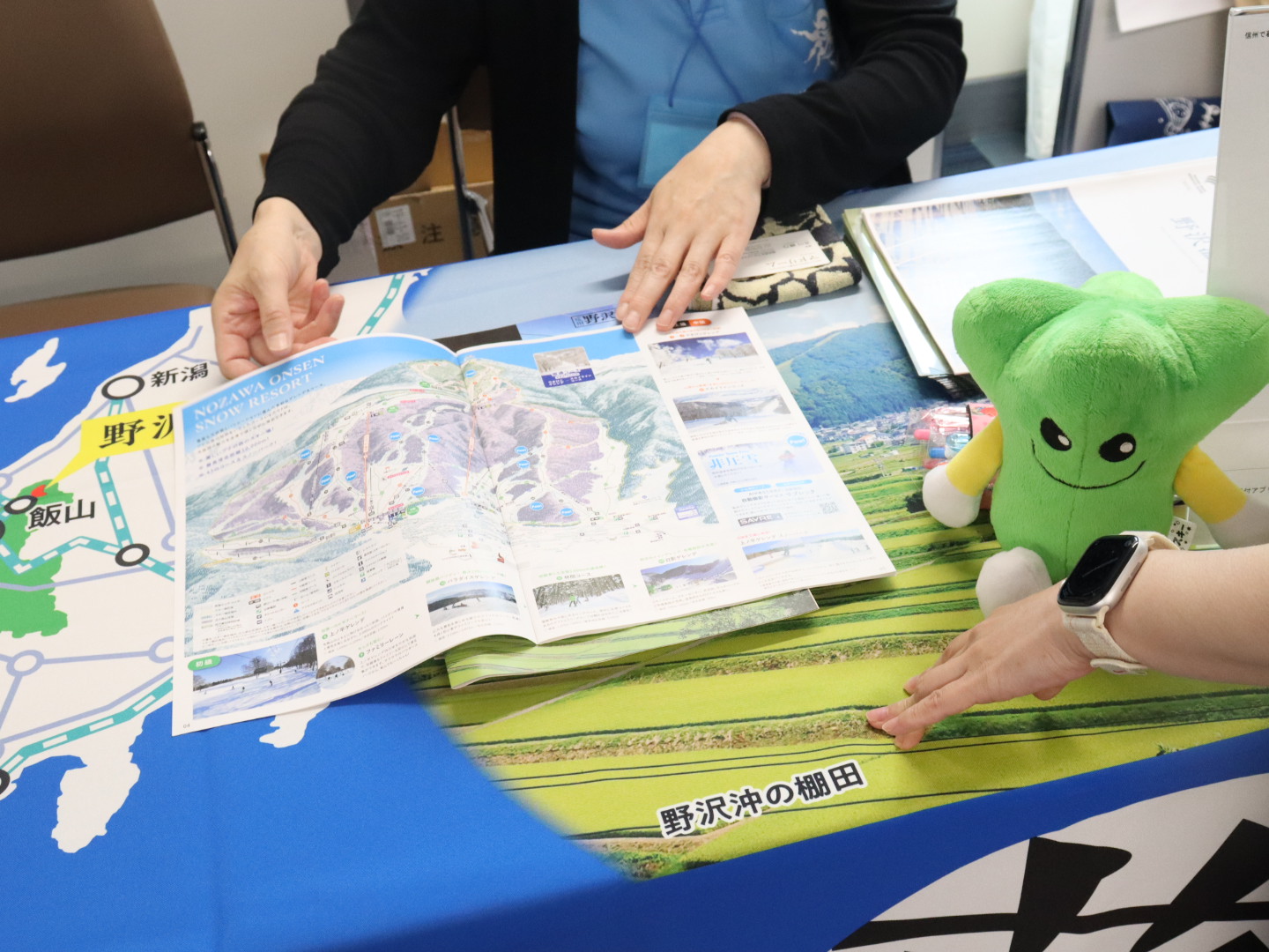 写真右にいるのは野沢温泉スキー場の公式マスコットキャラクター・ナスキー。野沢菜の「ナ」と、趣味のスキーから「スキー」を組み合わせて名付けられた