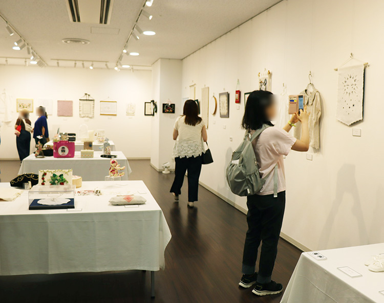 展示作品は一部を除き撮影 OK。作品全体はもちろん、細部まで写真に残す来場客の姿が多く見られた