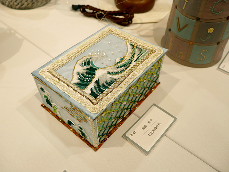 福澤裕子さん作『私色の浮世絵』。会場内でもよく見られた小物入れの中でもひときわ目立った和風テイストの作品